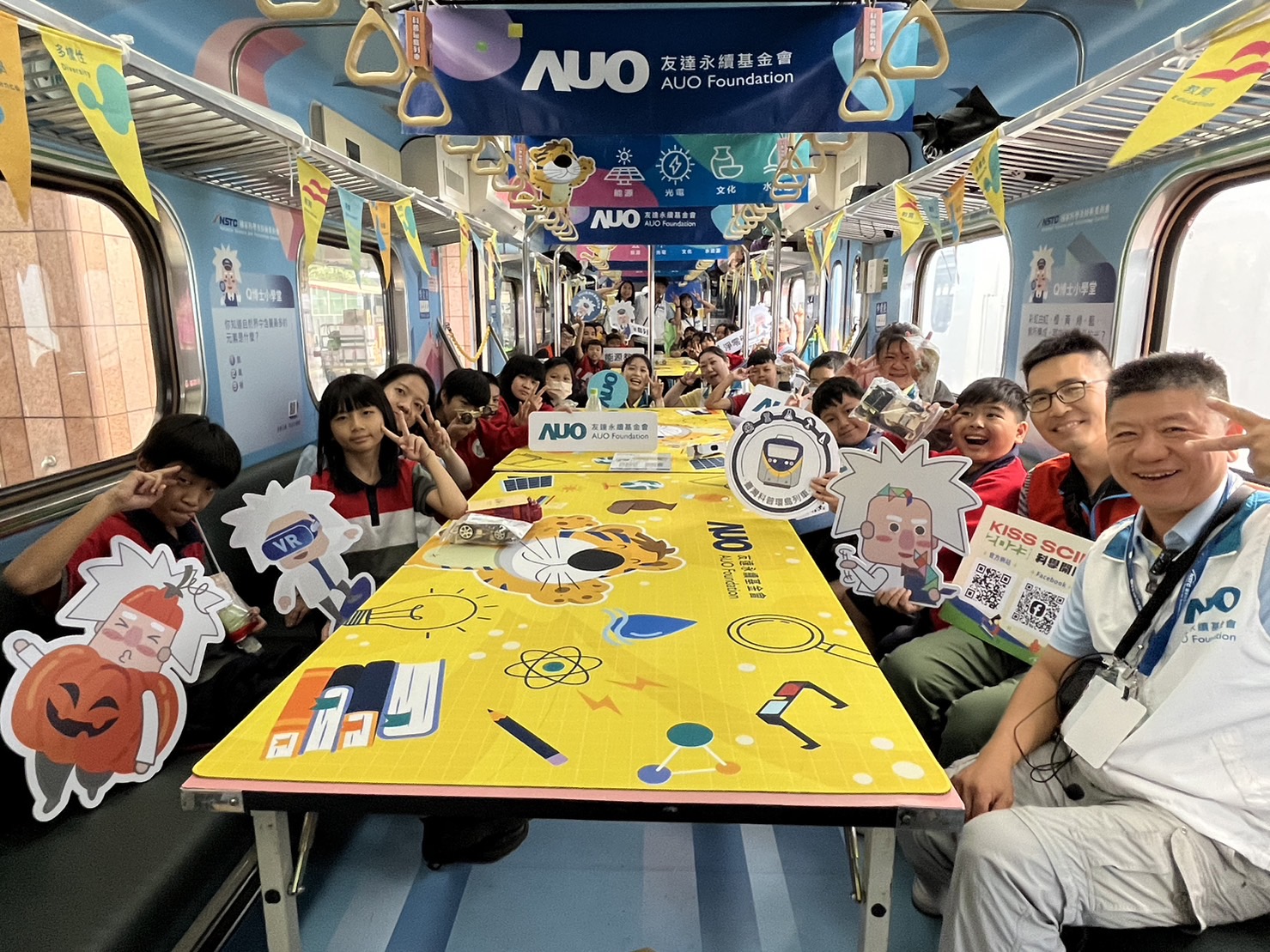 永續基金會參與「臺灣科普環島列車」，設計基礎科學車廂課程，以「淨零碳排和永續能源」為主題，讓學生透過創意實驗認識淨零知識，以及思考生活中的減碳行為