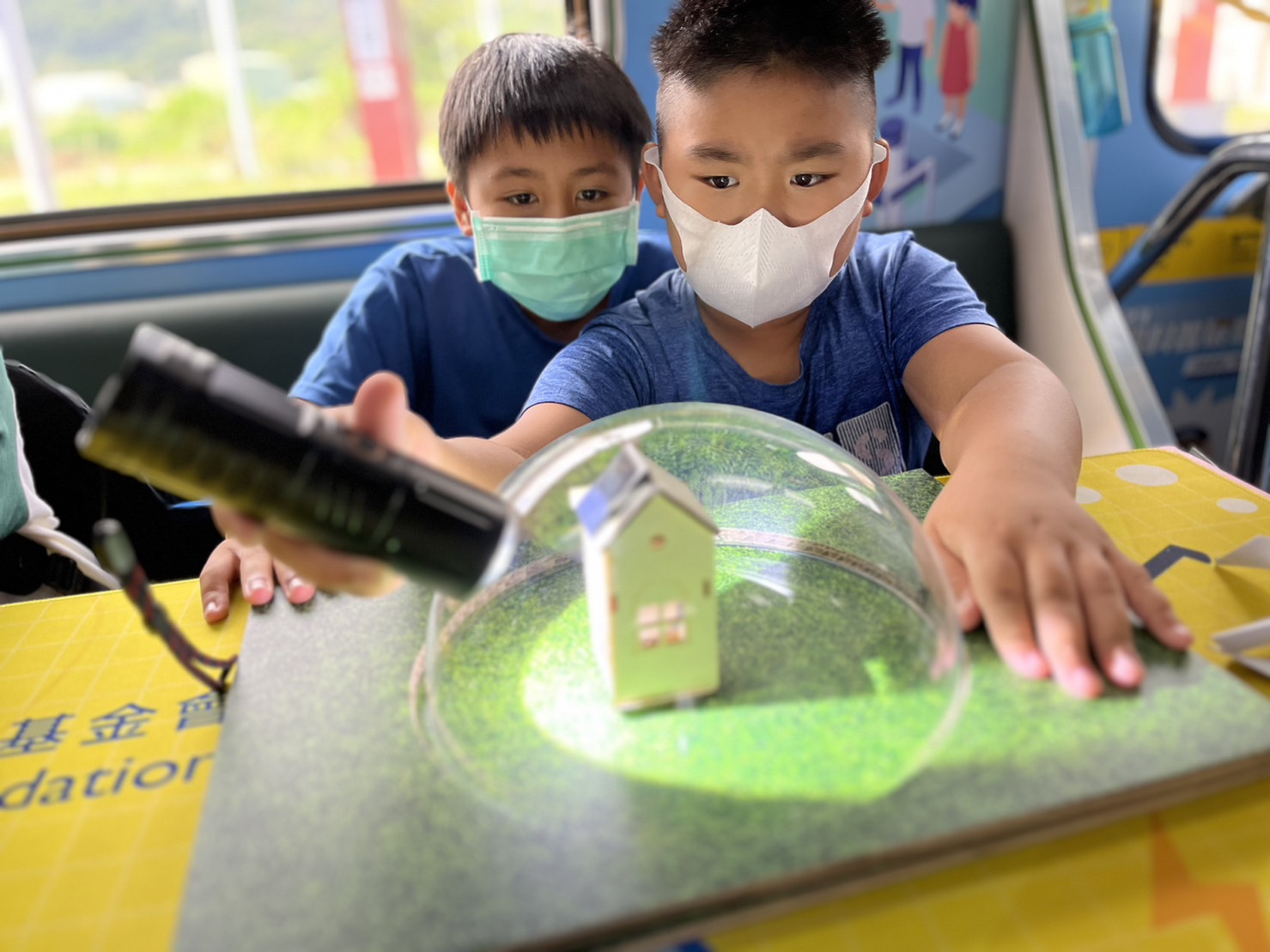 參與基礎科學主題車廂，以STEAM教學精神，設計「逐日科學家」、「太陽能工程師」以及「淨零建築師」三大能源科普課程和實驗